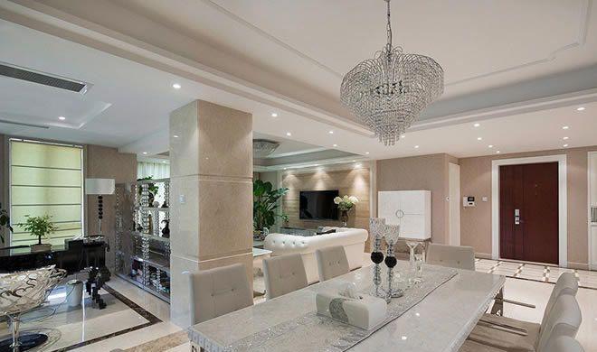 进门后宽敞的大厅，有动感的晶莹剔透的灯具