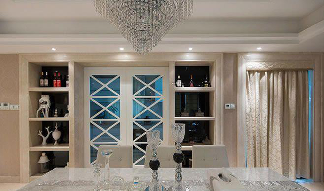 透明的餐厅柜、豪华餐具、有温暖感的窗帘