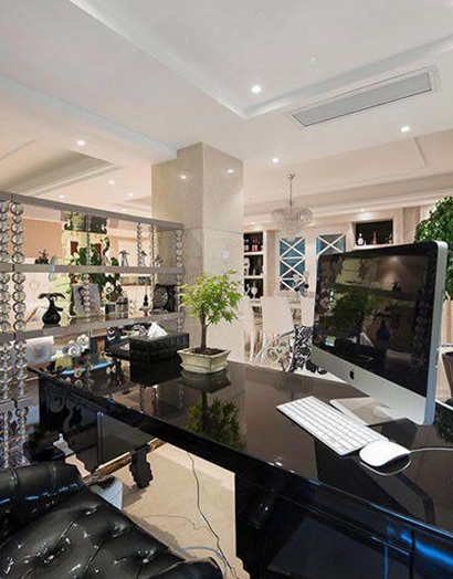 高贵大气的黑色办公桌椅配以银白电脑键鼠，加上艺术品柜的隔断，分布舒适又合理