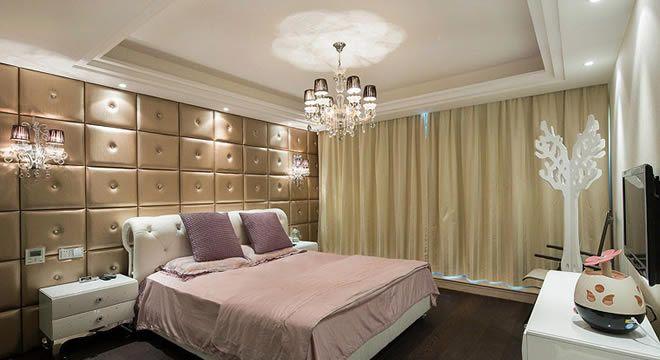 主卧室米黄的窗帘和床头背景墙的搭配给人很舒服的感觉