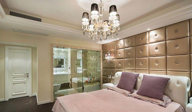 主卧室透明的主卫、白色房门的设计足见设计师的用心