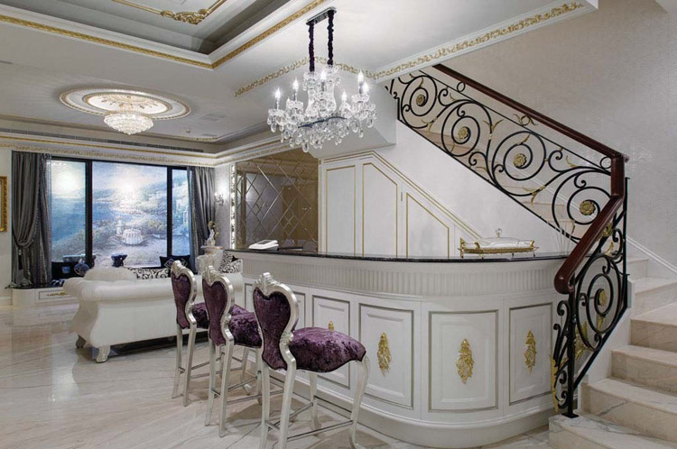 颇具情调的弧型吧台沿著下楼的扶梯顺势延伸出来，仿佛亲临地中海之滨