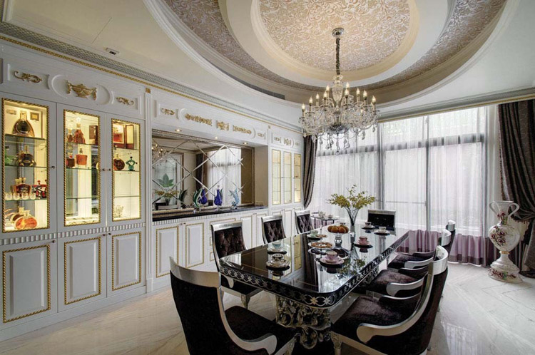 椭圆造型的天花配以绚丽的水晶灯饰的餐厅