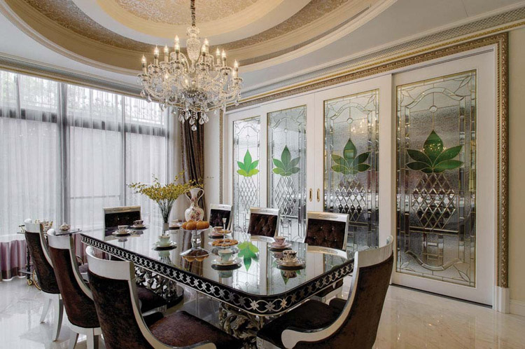 在光可照人的黑色桌面和餐椅上衬出绚丽的灯光