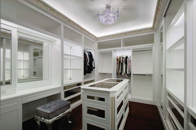 椭圆造型的天花配以绚丽的水晶灯饰的餐厅